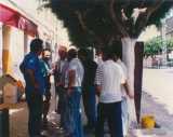 T�n�s 1993
----
l'homme avec le panier qui parle a Henri YVARS est Abdellah KOUADRI
ASSENOUNI Abdelkader est en face de Henri YVARS avec les mains derriere le dos