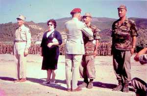14 juillet 1960 � T�n�s
---- 
Remise de la L�gion d'Honneur
Commandant Basile JONET
Yvonne CERVERA n�e GRACIA
� titre Posthume pour son Mari 
Georges disparu en Indochine
en 1952 dans une embuscade
2 Harkis
De dos le Colonel LALLEMAND