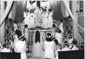 un 15 Ao�t
F�te de la Vierge
----
c�t� gauche de la vierge :
Gilberte COUTURIER
YOUGMAN ?
� droite : 
Lu�e MEYSONNAT
Raymonde LLORENS
en bas de profil � droite:
Genevi�ve JONET
de dos cheveux longs:
Josephine MUNOZ