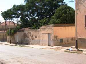 Rue Sidi Rached 
La cour ombrag�e de l'ECOLE DES SOEURS
Au fond: le toit de la Maison LLINARES Cosme