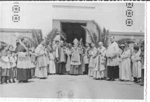 1954 - Inauguration de la 3�me Eglise
----
Anecdote de Jean BREAUD
L'abb� Carri�re venait d'�tre affect� � la Paroisse. Et le dimanche avant l'office du matin  ce cur� nous emmenait p�cher les oursins...