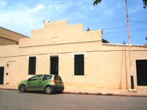 Le Presbyt�re en 2008
----
Apr�s 1962, la communaut� des S�urs de Saint Vincent de Paul comptait de 3 � 5 personnes (trop peu pour entretenir les lieux). Elles ont c�d� les immeubles de la rue Saint Vincent de Paul pour occuper, en compensation, le presbyt�re dans laquelle  il n�y avait plus de Cur�. C�est pour cela que la nouvelle g�n�ration des T�n�siens l�appellent � la maison des S�urs �.