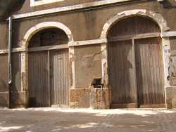 Rue d'Orl�ansville
num�ro 14
----
construction de 1845
magasin d�pot de farine de Bernicola Pauline
Au dessus, c'est l'appartement de la famille Mekakkia
� droite de l'entr�e:
le magasin de Mr L�vy