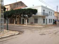 face � l'Hopital
----
Maison couleur blanche: 
Famille BACHA
----
ensuite � droite :
Famille BENSALI
----
maison marron avec un balcon:
Aim� Lacurie
avec le magasin dessous