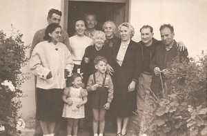1952 
Hyacinte ALBENTOSA
Lucienne Di MEGLIO
fille de Lucien ALBENTOSA
et d'Henriette ALBENTOSA
n�e BA�OS
Louisette MORLA n�e BA�OS
Jean Di MEGLIO
Jacques MORLA 
mari de Louisette
Devant Charlette BA�OS n�e AMBROSINO
Annie Di MEGLIO 2 ans 
et 
Alain Di MEGLIO 5 ans
au milieu derriere les enfants
la grand-m�re BA�OS