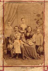 Famille ALVENTOSA/LAPEYRE

Joseph ALBENTOSA & 
St�phanie LAPEYRE 
et leurs 4 enfants: 
Jean-Fran�ois
Maria Vincente
Antoine et Florent
