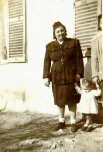 Germaine AMBROSINO en permission (1943) � la Marine devant la maison de ses parents. 

