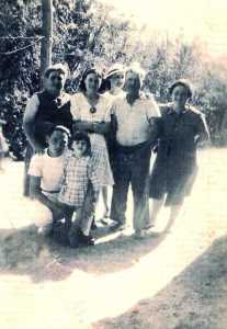 de G � D 
Marie Carmel AMBROSINO
n�e SCOTTO
Immacul�e AMBROSINO �p.BOUDON
?
Michel AMBROSINO (Vilemin)
Germaine AMBROSINO
Germain BOUDON (accroupi)
et Charlette