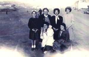 A la Marine - ann�es 50

debout: 
Pierrette ROMEI
Germaine AMBROSINO
X
Christiane VERGO


accroupies: 
Dani�le VISCIANO 
Anielka ROMEI