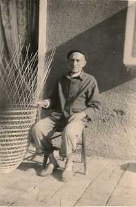 1948
----
Dominique PELLEGRINO
le marchand de nasses en plein travail

