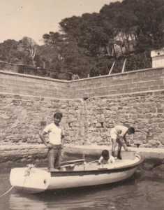 Il y a 50 ans ... au petit port
la "pirogue" � Christian LAFAGE
----
G�rard AMBROSINO
Makendja
Christian LAFAGE