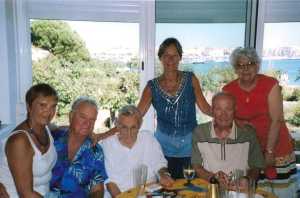 Le Cap d'Agde - Ao�t 2006
pour les 77 ans des Jumeaux
(Georges et Jean Andr�)
----
Nelly ANDRE
Georges AANDRE
Jean ANDRE (d�c�d�)
Christiane CAMILLERI
(cousine des ANDRE)
Louis CLAUSTRES
Pierrette ANDRE-CLAUSTRE
�pouse de Louis