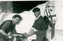 ASSANTE Marcel
(� gauche)
----
Forgeron � T�n�s
----
84-LA TOUR d'AIGUES