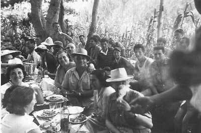 Pentec�te 1955
M�choui du GST
� Boucheral
----
dans le d�sordre :
Pentec�te 1955
M�choui du GST
� Boucheral
----
dans le d�sordre :
Mme MOULIN (Montenotte)
Alain LEDESMA
Basile JONET
Djillali HENNI
Mme LEDESMA
Fran�is BEAUSSIER
Lucette LEDESMA (un peu cach�e)