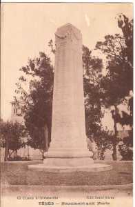 Le Monument aux Morts
La vieille Eglise derri�re
(2�me Eglise de T�n�s )