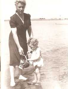 Henriette ALBENTOSA
n�e BA�OS
d�c�d�e le 24 F�vrier 1964
� Montpellier
et 
Alain DI MEGLIO (2 ans)
sa grand m�re maternelle