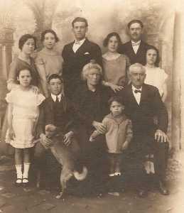 Jean BA�OS et
Vicenta RASTOLL
avec leurs 9 enfants
Antoinette
Viviane
Francisquette
Henriette
Tanassio
Jeannette
Louisette (�pouse CHAFFORT)
Gabriel 
Georgeot