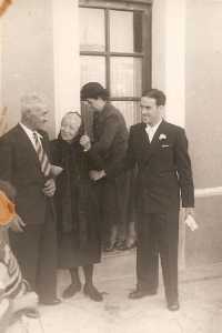 Alexandre BA�OS
(maison en bas de la grimpette)
Vicenta BA�OS n�e RASTOLL 
(� son bras)
Marie AMBROSINO 
qui ferme la porte
Georges BANOS le futur mari� 

le jour de son mariage 
avec Charlette Ambrosino