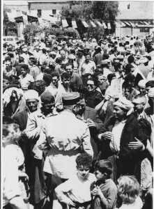 TENES - 2 Juin 1958
----
Le Colonel LALLEMAND 
vient de faire un discours
dans la foule : 
Marius LANGENDORF parle au colonel
Odette BA�OS
Yvon AAUTHIE
etc..
...