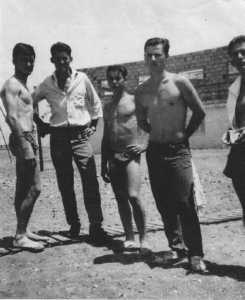 devant la Guinguette
----
Gaby BANOS
Michel LOFFREDO
Henri MEYSONNAT
Daniel BESNARD
Jacques TORRES