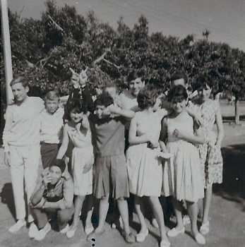1961
Accroupi :
Gilbert LEVITA

de g/d
Alain Di MEGLIO
Patrick MENCIAS
Annie MARINI
Nicole SILES
derri�re cach� :
Jean-Aim� MENCIAS 
Robert BEAUSSIER
cach� Jean Lou RETIF
les 2 filles devant
� droite 
Genevi�ve BEAUSSIER