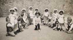 F�te des Ecoles
Maternelle en 1949-1950
----
au centre : 
Jean-Pierre SAVE

� partir de la gauche :
Couple 1:
TOUALBIA Fettouma (Lilette)  
Gilbert LEVITA
couple 3:
Yvette FORCADE
x
couple 4:
Luce MEYSONNAT
Alain RAU
couple 5:
Jocelyne VICIDOMINI
Michel De GA�TANO
couple 6:
EL HAMERI Lallia 
Henri SAVOUILLAN
couple 7:
H�l�ne AMBROSINO 
G�rald SCOTTO