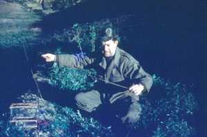 Marcel BERGONZOLI
en train de pr�parer 
un pi�ge � Oiseaux
le 18 Janvier 1960