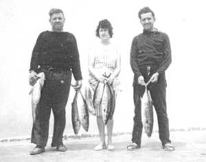 Une belle p�che realis�e par la famille Bergonzoli.
Une bad�che.. et des bonites de 1,5 � 3 Kg.. captur�es au large du phare !