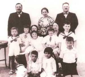 Famille BERGONZOLI
---
BERGONZOLI Armand
Mme BERGONZOLI
BERGONZOLI Ren�
Marie BERGONZOLI 
une amie
BERGONZOLI Jacques
BERGONZOLI Jeanine
BERGONZOLI Colette
BERGONZOLI Jacqueline
BERGONZOLI Jean Pierre
BERGONZOLI M. (de dos)
ROSET Guy
ROSET Marcel
