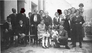 1925/1930
Familles ROSET, BIRGI, EGRETEAUD, GASSIER
----
1er rang, assis
----
Paul BIRGI
Albert GASSIER
soeur d'Albert
1er enfant d'Yvette EGRETEAUD
le B�b� ?
Lazare GASSIER
----
debouts
----
ROSET Th�odore
--censur�--
Albert BIRGI
Mme MALET (Turban)
Mme GASSIER
Mme BIRGI M�re
B�atrice BIRGI
--censur�--
ROSET Marie Rose
Andr� ROSET 
Fille ain�e GASSIER Lazare
Jeanne EGRETEAUD