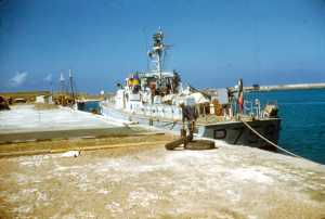 Le Garde-P�che de T�n�s
qui venait de temps � autre v�rifier que les chalutiers respectaient le r�glement
Commandant : 
BICHARD-BREAUD 
----
le 12 Octobre 1959