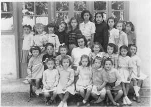 Ecole des Soeurs
1948 / 1950
---
rang du haut:
1- Danielle BARTOLINI
2- Georgette ROUSO 
(veuve BONTRON)
4- KLEIN ?
6- Poupette VILLEMOT
7- Marie-Jeanne MUNIER
8- Danielle ESPI
9- Jacqueline BREAUD 
10- Marcienne ESPI

Rang du milieu : 
1- Marie-Jeanne BADO
2- Francine CUCCINIELLO
3- LANGENDORF Odile
4- l'instit Gis�le JONET
6- FRONTEAU ? 
8- Josephine MUNOZ

rand du bas : 
1- Klein ?
2- Viviane BREAUD
4- Gilberte COUTURIER
5- JONET Genevi�ve