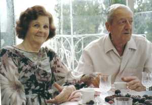 Emilie BICHARD-BREAUD
n�e � TIPAZA le 18/12/1911
d�c�d�e � MARSEILLE 26/07/2004

Louis BREAUD
Directeur de la 
Maison de l'Agriculture
n� � ALGER le 10/01/1915
d�c�d� � ANTIBES le 26/08/2000