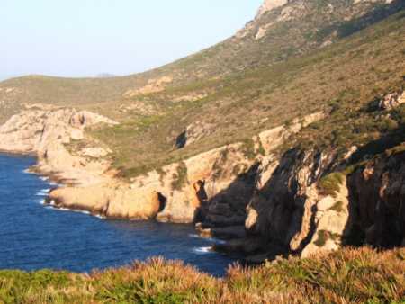 La Cale G�noise et les grottes marines
"mnakher" qui veut dire "Narines" vu leur forme
----
Les pecheurs de T�n�s
anciens et nouveaux
ont nomm� toutes les grottes marines du cap "les deux yeux "
Invisibles sur cette photo , un peu plus loin ..