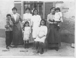 1914
----
Marguerite XICLUNA 
et 3 de ses enfants
Charlot
Germaine
Xavi�re
----
Marie CAMILLERI
Julie CAMILLERI
C�lestine GODEFROY
�pouse Michel CAMILLERI
Odette CAMILLERI