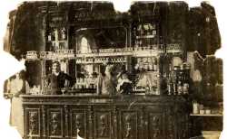 1930
----
Caf� CAMILLERI
qui deviendra plus tard le caf� MOTARD
----
Michel CAMILLERI
C�lestine CAMILLERI
Odette CAMILLERI, assise sur le comptoir, future �pouse de SOLARI Andr�
----
Odette CAMILLERI 
doyenne actuelle des T�n�siens
95 ans en 2008
vit dans la famille EBERT 
� AVIGNON (84)