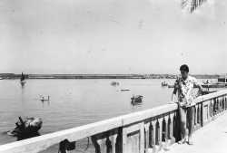 1961
Christiane CAMILLERI
l'all�e des Palmiers
en face de la villa du Bey
puis des Ponts & Chauss�es Est 