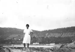 1961
Christiane CAMILLERI
sur le port 
dos � la Villa Paulette
sur l' ilot du port 