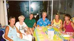 Le Cap d'Agde - Ao�t 2008
----
Christiane CAMILLERI
Lucienne MANZANARES-LEMOINE
Jean-Marie SZABO
Georges ANDRE
Nelly ANDRE - �pouse de Georges
Jacqueline SZABO n�e LEMOINE
fille de Lucienne
�pouse de Jean-Marie