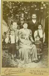 Joseph Fran�ois CAMILLERI
----
4�me enfant de Joseph
n� en 1873 � T�n�s
boucher,  mari� avec 
Jos�phine VIVIER
---
Ils auront 3 enfants : 
Xavi�re CAMILLERI
Fernande CAMILLERI
Alexandre CAMILLERI
