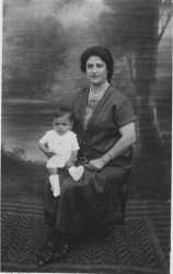 Rosalie CAMILLERI 
avec son fils Georges
----
10�me enfant de Joseph
----
N�e en 1888 � T�n�s
d�c�d�e en 1974 � RIOM (63)
mari�e avec 
Hyppolyte MAFFRE
3 enfants :
Jean (1914-1936)
Henriette (1924-1975)
Georges (1926-1927)