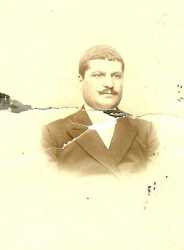 Vincent CAMILLERI
----
7�me enfant de Joseph
----
n� le 17/12/1882 � T�n�s
d�c�d� le 04/04/1938 
� Orl�ansville
Boucher
mari� avec Isabelle FOURT
----
1 fille 
Paulette CAMILLERI 
n�e en 1919 � Orl�ansville
d�c�d�e en 1923 � Montenotte