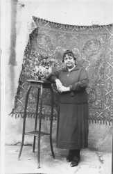 Marguerite CAMILLERI
----
5�me enfant de Joseph
n�e le 23 Mars 1876 � T�n�s
d�c�d�e le 03/02/1955
mari�e en 1875 avec 
 Louis XICLUNA  
Agent Maritime
n� le 26/05/1871 � T�n�s, 
fils de Charles XICLUNA 
(propri�taire) mari� 
le 23/07/1864 � T�n�s 
avec Julie MUSSO
----
4 enfants :
Xavi�re XICLUNA
Julie XICLUNA
Charles XICLUNA
Germaine XICLUNA