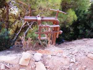 enfoui � cot� des Canons
Dispositif de remont�e. Il se trouve un peu avant les canons sur la route du phare, des cables y descendaient jusqu' en bas � cot� de la maison de Jean Coulin
Il se peut que ce mat�riel � une relation avec l' exploitation des mines du Cap ...