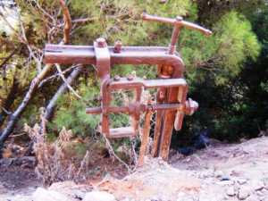 enfoui � cot� des Canons
dispositif de remont�e
se trouve un peu avant les canons sur la route du phare, des cables y descendaient jusqu' en bas � cot� de la maison de Jean Coulin