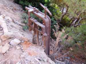 dispositif de remont�e dont les cables descendaient jusqu'en bas, entre les maisons Coulin et Marini
a pu servir pour remonter les canons ou leurs munitions ... 
ou pour descendre le minerai du cap vers le port en contrebas.