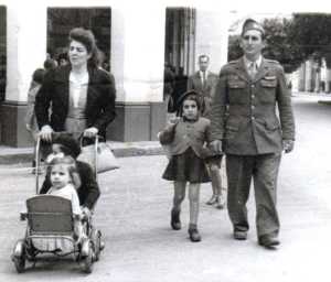 1946 - la famille CERVERA
� Casablanca
----
La maman, Yvonne n�e GRACIA
dans la poussette Jocelyne
Georges et Yvette 
tenant la main de son papa
