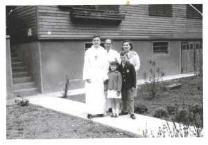 Communion de G�rard CERVERA
� sa droite Gaby, son papa
C�cile sa maman 
et ses fr�re et soeur: 
Isabelle et Christian