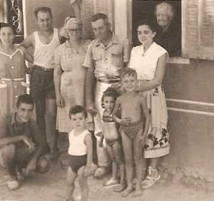 Ao�t 1952
devant la maison Banos
Lucienne Di M�glio
Jean Di M�glio
Jeannette Chaffort
Pierrot Chaffort
Charlette Banos
la grand-m�re Banos
Accroupi Loulou Chaffort
son petit fr�re G�rard
Annie Di M�glio
Alain Di M�glio