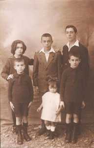 Les 6 enfants CHAFFORT vers 1927
De haut en bas :

Lucienne CHAFFORT
Fernand CHAFFORT
Pierre CHAFFORT
Paul CHAFFORT
Jeanne CHAFFORT
Raymond CHAFFORT 